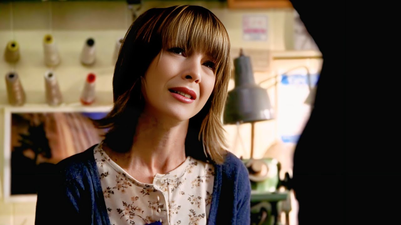 Неизвестный злоумышленник нападает на мать на глазах у ее сына и поджигает дом, когда они находят...