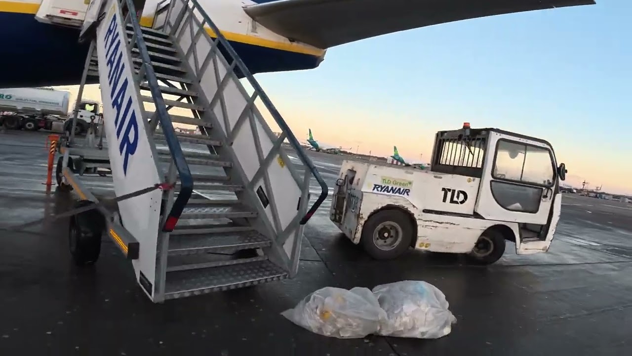 Dublin Airport Views + Ryanair Boeing 737-8 Takeoff