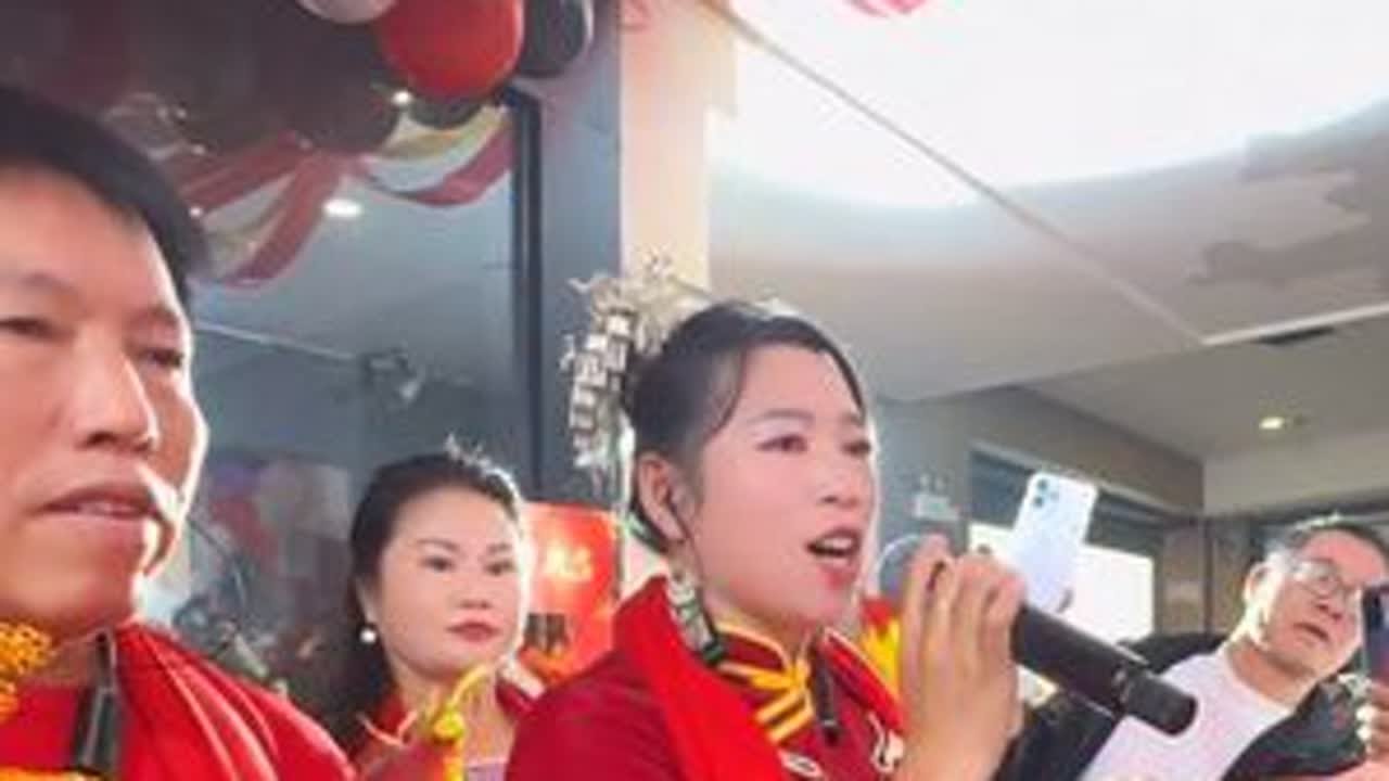 老板公司大开业，我来送财给你接；从此生意红似火，天天都见财神爷。#杨晓燕