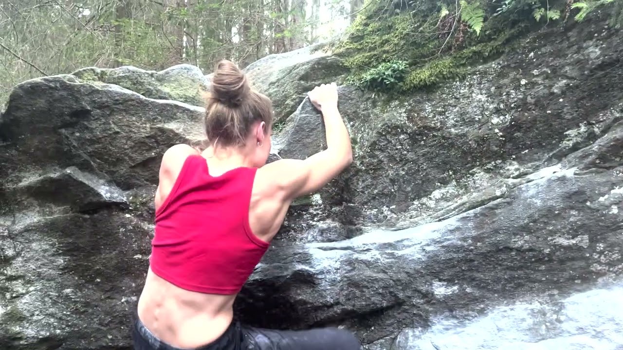 Corinne bouldert Mikrobe 7A in Magic Wood