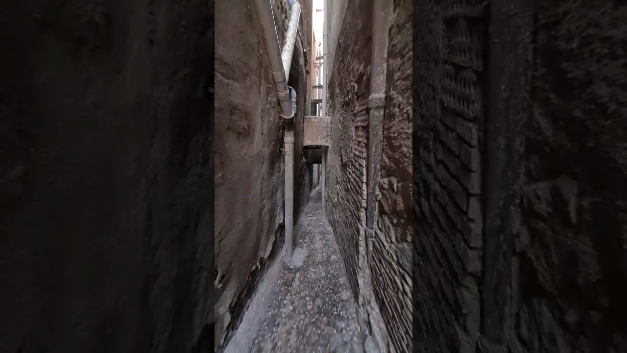 Entro en un adarve del casco histórico de Toledo