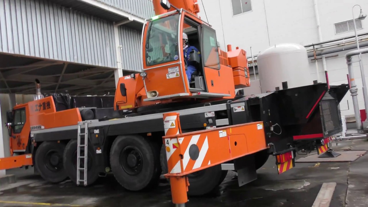 80トンクレーン,コックピットと操縦席