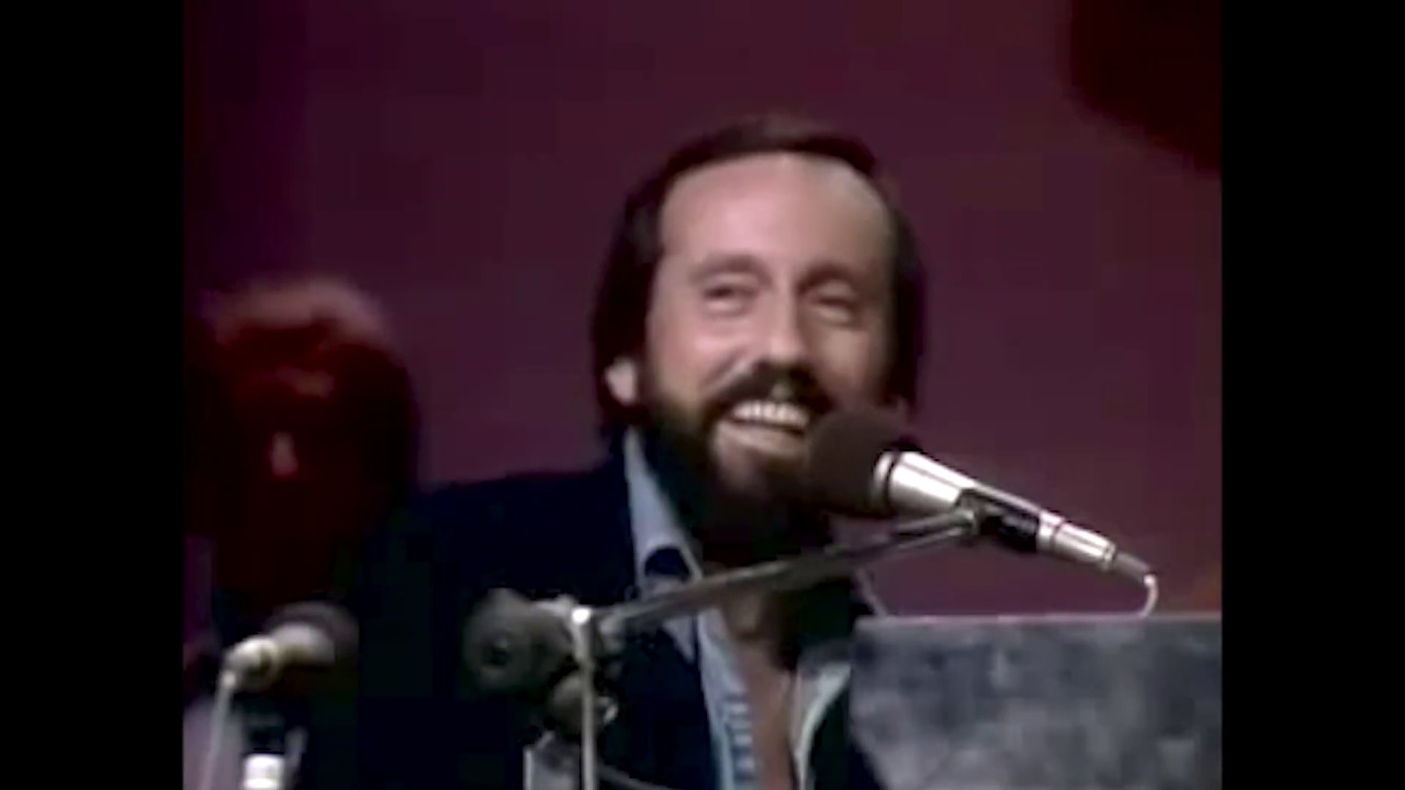 Смотреть «Ray Stevens - I Need Your Help Barry Manilow (Live)» на YouTube Смотреть «Ray Stevens - I Need Your Help Barry Manilow (Live)» на YouTube