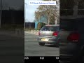 Captado en cámara: una peligrosa persecución zigzagueando entre el tráfico