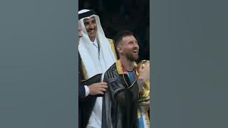 selebrasi lionel messi angkat piala dunia atas kemenangan timnas argentina pada piala dunia 2022