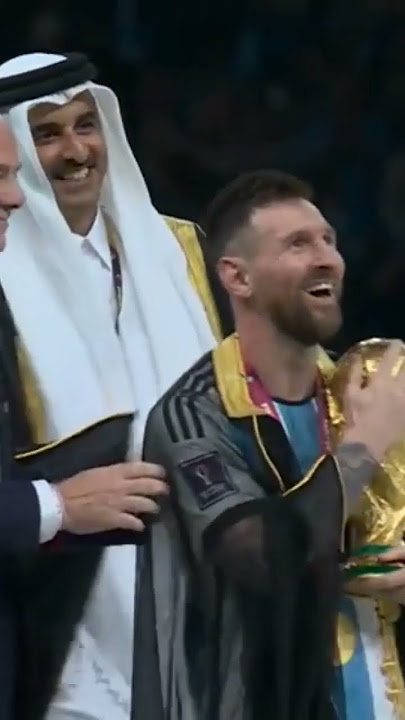 selebrasi lionel messi angkat piala dunia atas kemenangan timnas argentina pada piala dunia 2022