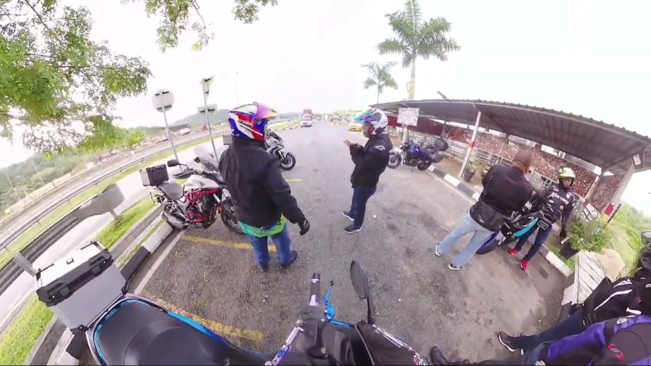 Group riders santai menuju ke Gunung Jerai