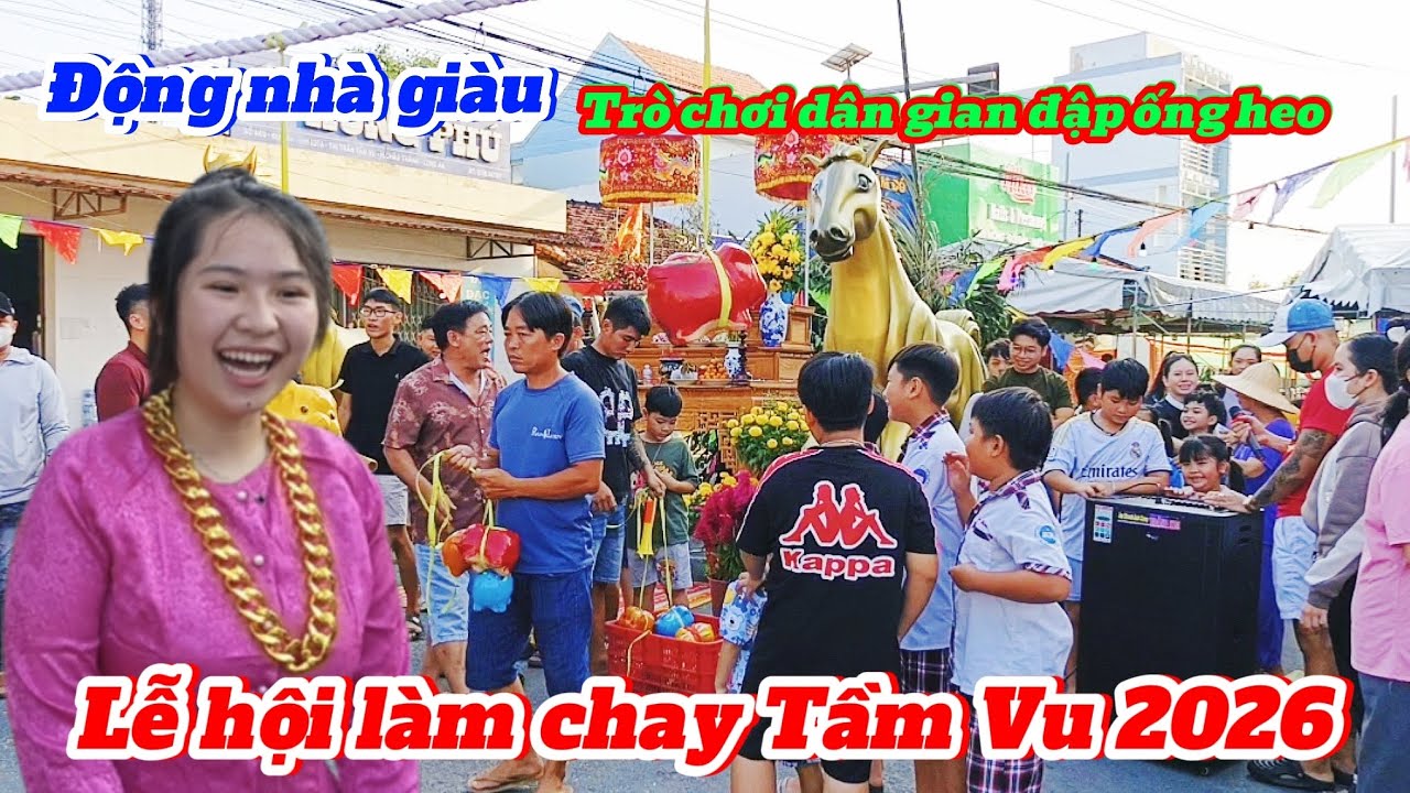 Động nhà giàu tổ chức trò chơi đập ống heo tại lễ hội làm chay Tầm Vu