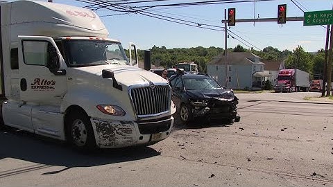 Crash closes part of South Keyser Avenue in Scranton
