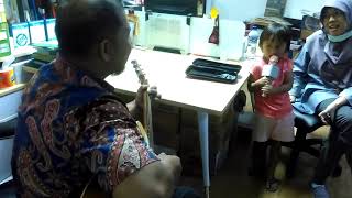 Cia asyik nyanyi lagu 