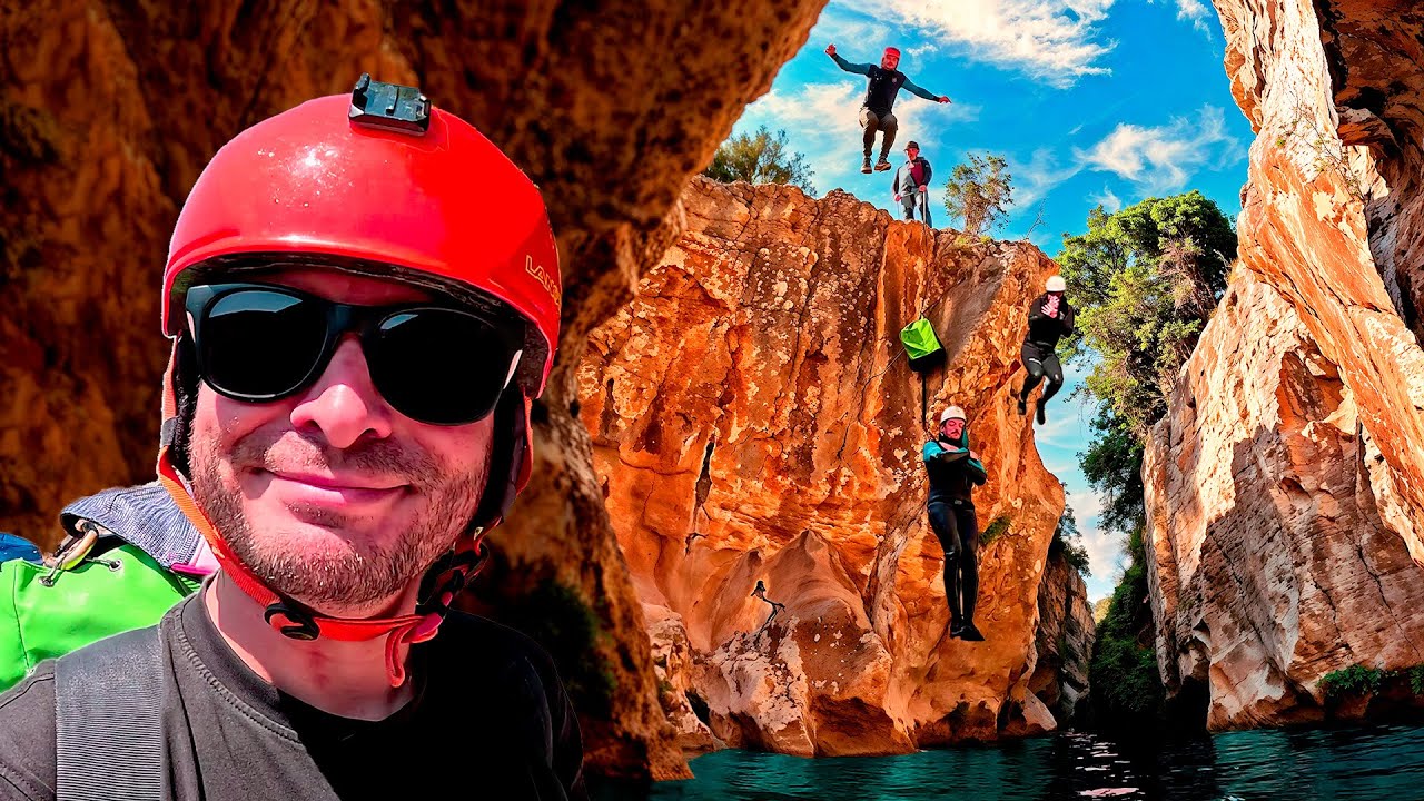 Je descends une cascade en rappel dans un canyon ... (Canyoning sierra de guara)