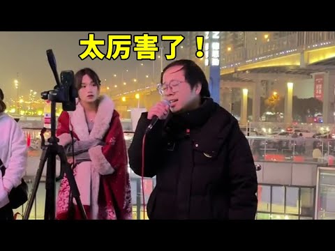 小哥街头演唱周杰伦的【我不配】，一开口竟神似原唱，路人都惊呆了！