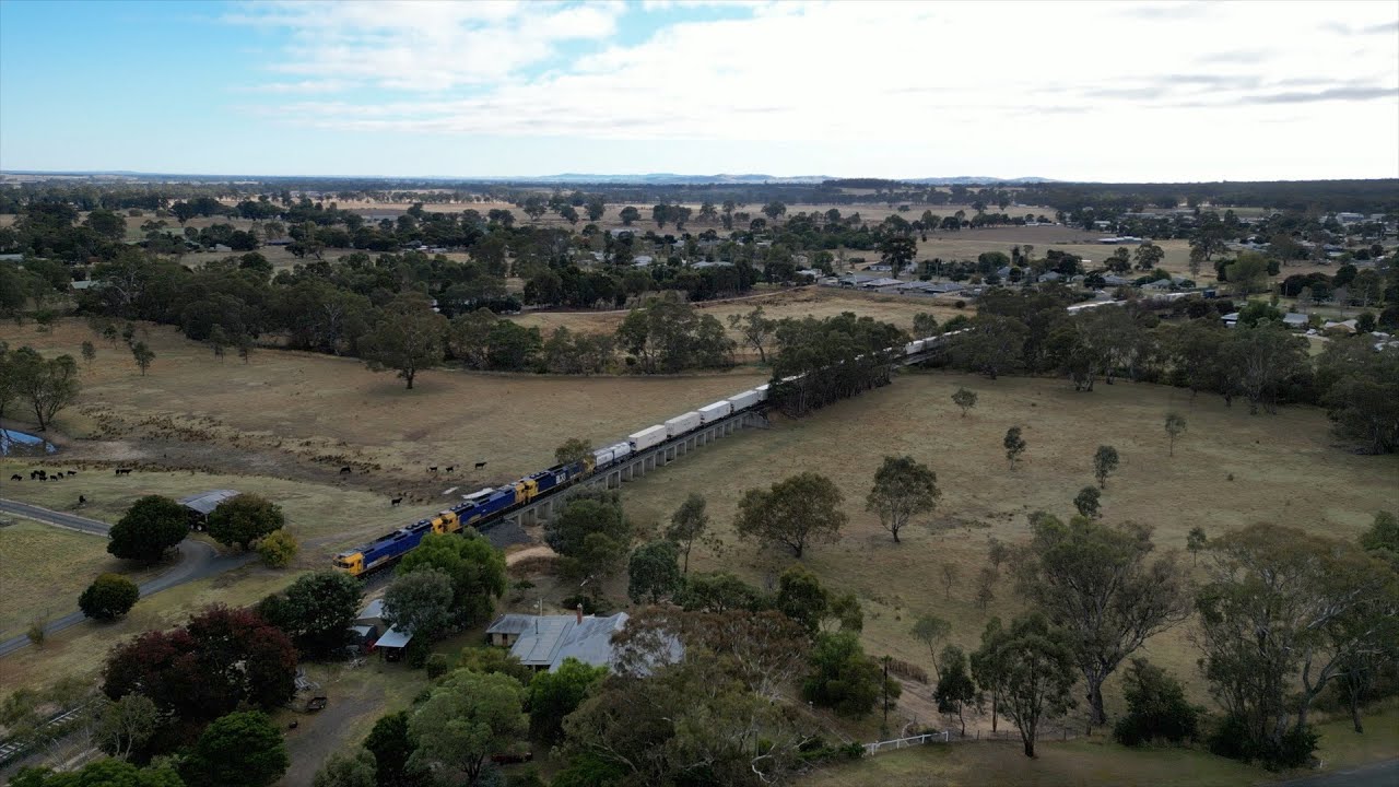 12 April 2024 Standard Gauge Container Train between Maryborough and ...