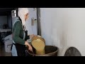 صناعة السمسمية والحلقوم مشروع تقليدي للزوجين هيا وأحمد بطابع عصري