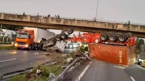 Tài xế ngủ gật, xe container lật ngang trên cao tốc TPHCM – Trung Lương.