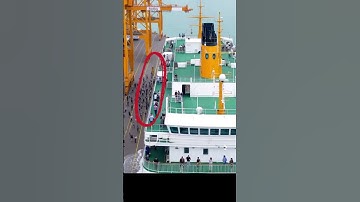 Va chạm giữa cần trục cẩu hàng và du thuyền tại bến cảng