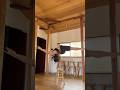この向き変更の瞬間がとっても難しいんですよね汗汗汗でもこの動画撮ったときこの時以外失敗しなかった✌︎#acrobatics #handbalance #calisthenics #shorts