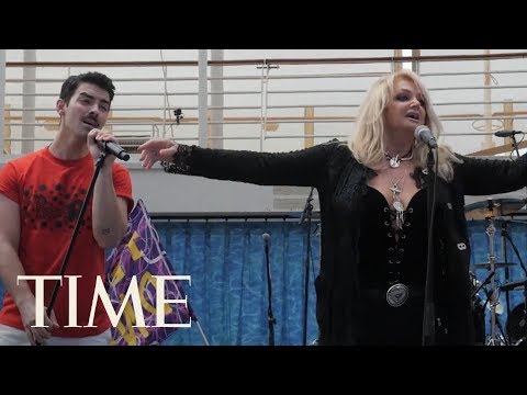 Bonnie Tyler Sings 'Total Eclipse Of The Heart' During The Eclipse With Dnce On A Cruise Ship | Time
