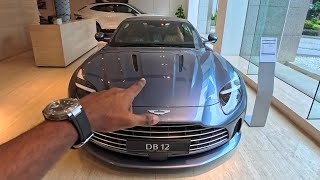 Point de vue ! Aston Martin DB12 en bleu Concours et beige Oxford avec sièges confort