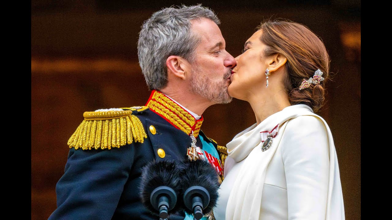 The kiss! Denmark's new king and queen with their children at a balcony appearance #coronation