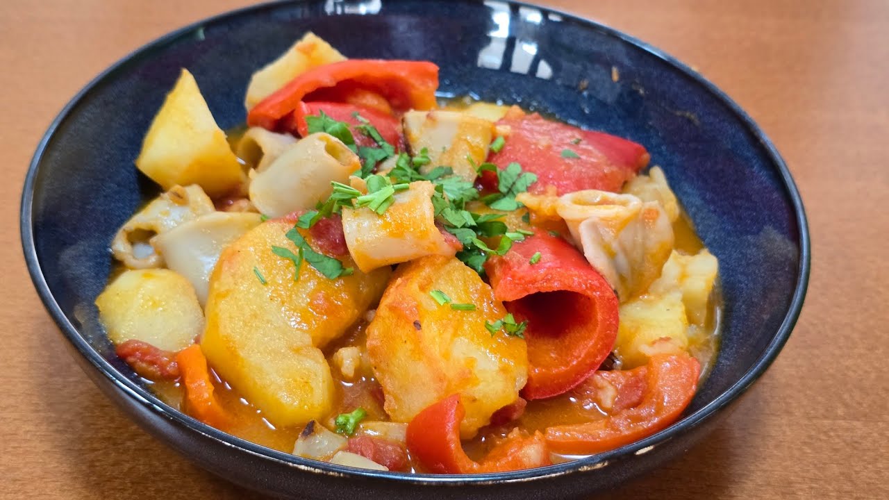 Καλαμάρια με πατάτες ( Γιαχνί) -  Squid with potatoes 