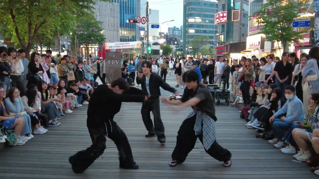 20240428 tev#투에버(TaeYeong#태영,DoubleBong#봉근,YuSung#유성) SinChon#신촌 Busking#버스킹 DJI 0685