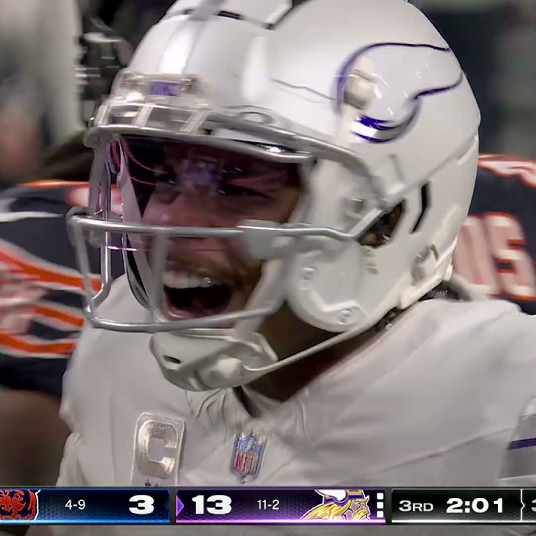 Justin Jefferson catches for a 17-yard Gain vs. Chicago Bears