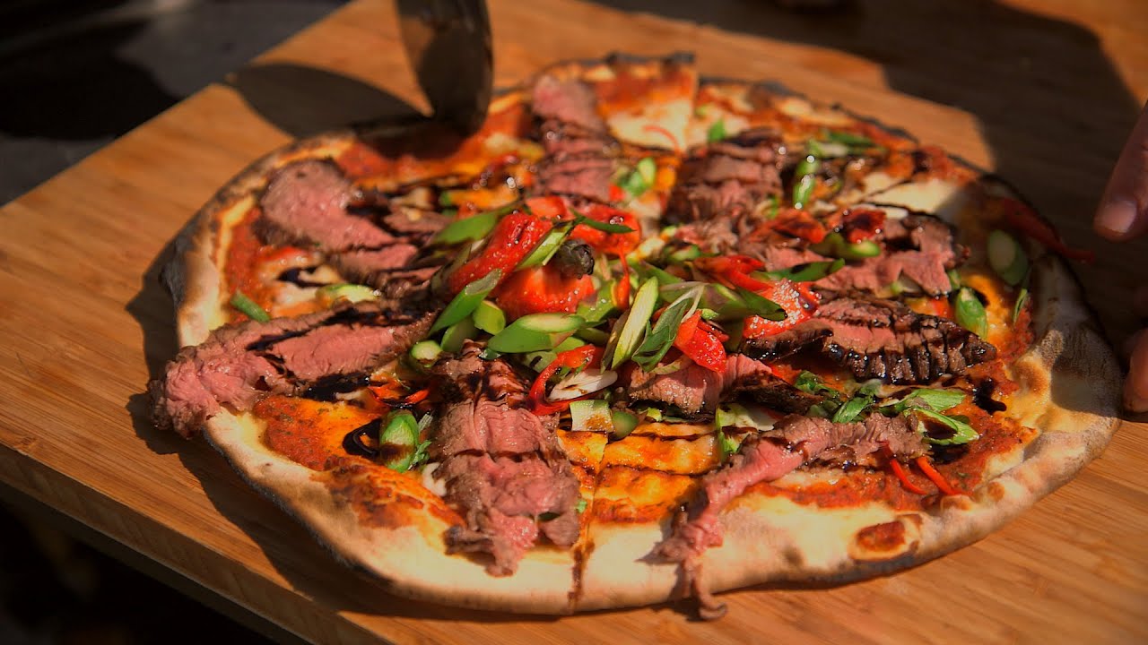 Meat lover's pizza med asparges, rødt oksekød, jordbær og trøffel