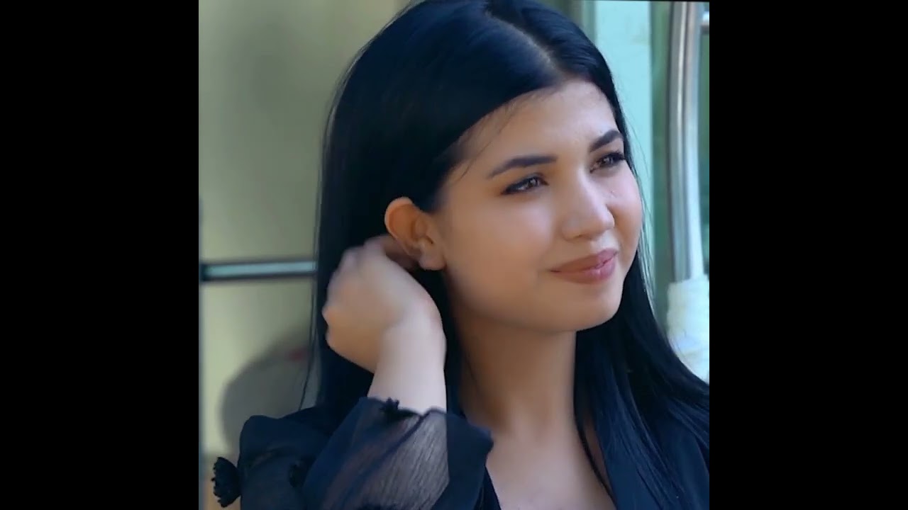 Cholni boshini aylantirvolgan yosh qiz. 