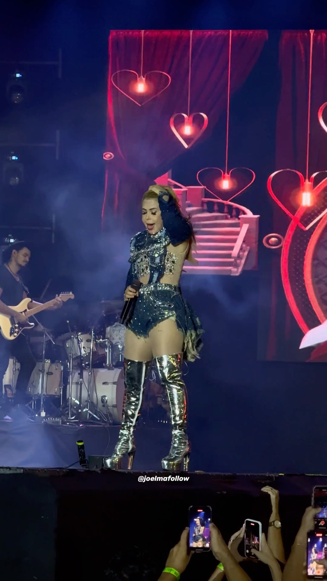 Joelma usa novo figurino e canta Imagino