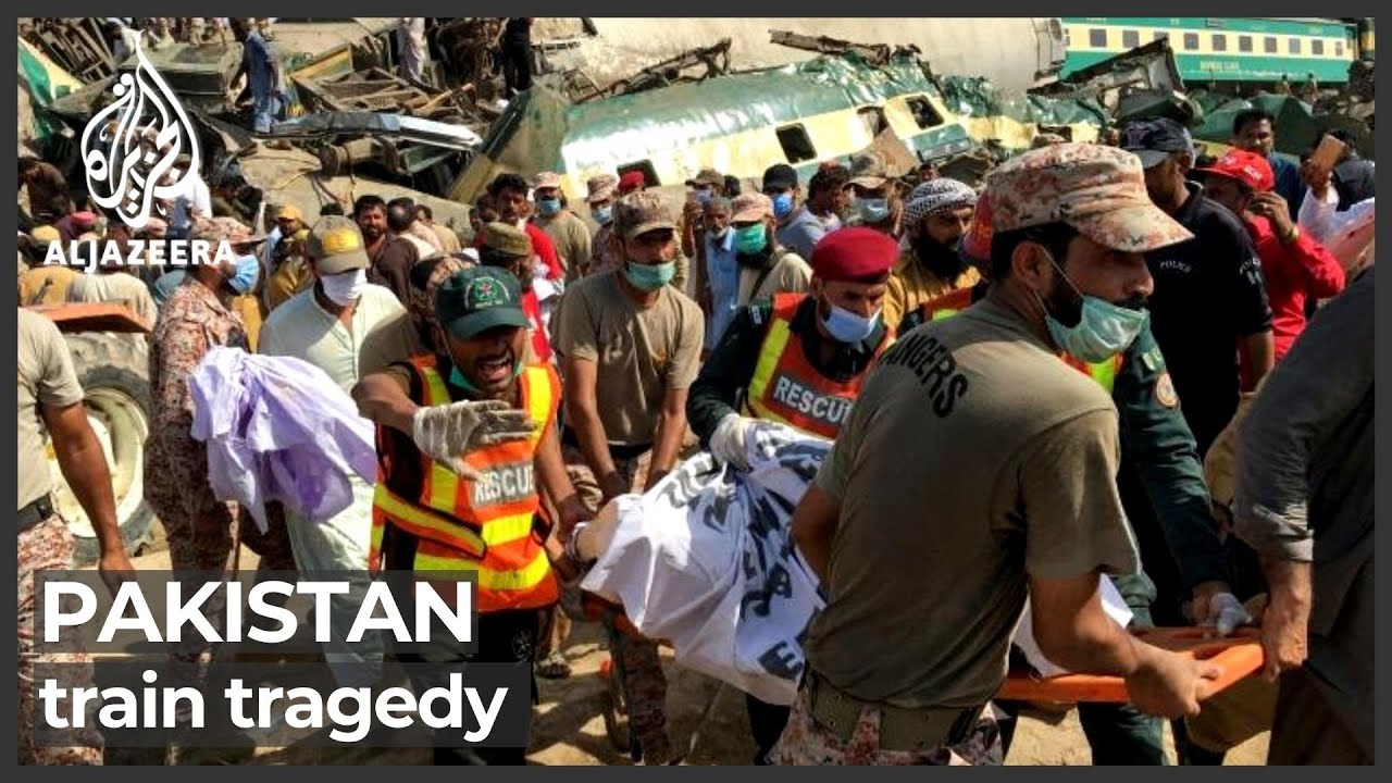 مقتل العشرات في حادث تصادم قطارين جنوب باكستان