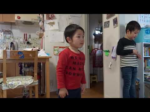 新しい体操「からだ☆ダンダン」を上手に踊る育。