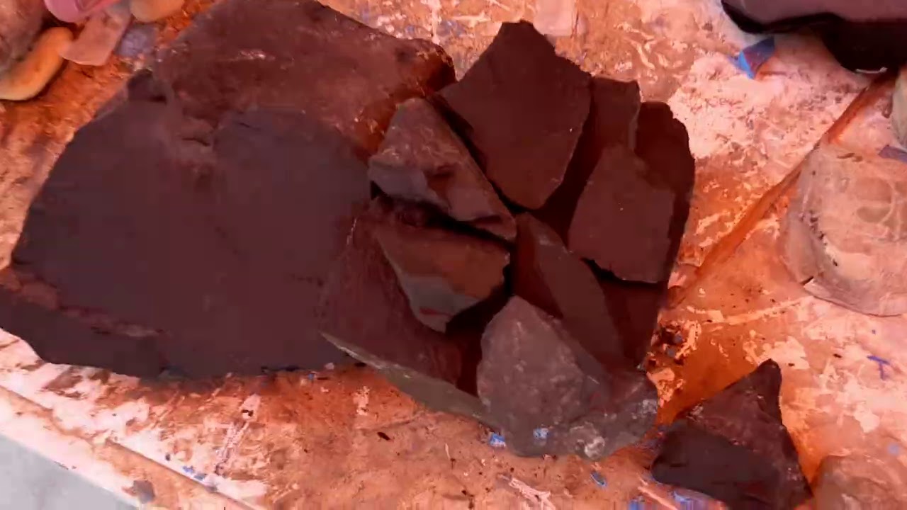 ماذا يوجد في داخل النيزك