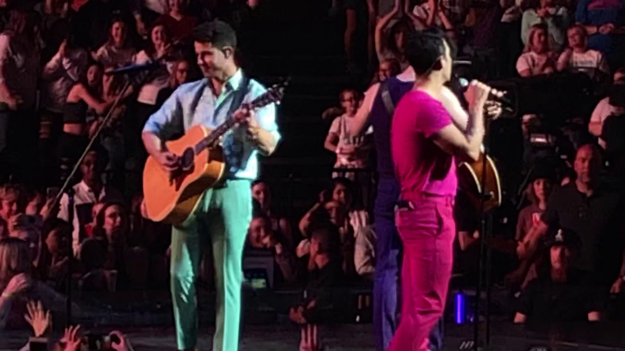 Introducing Me - Jonas Brothers (Happiness Begins Tour 2019)