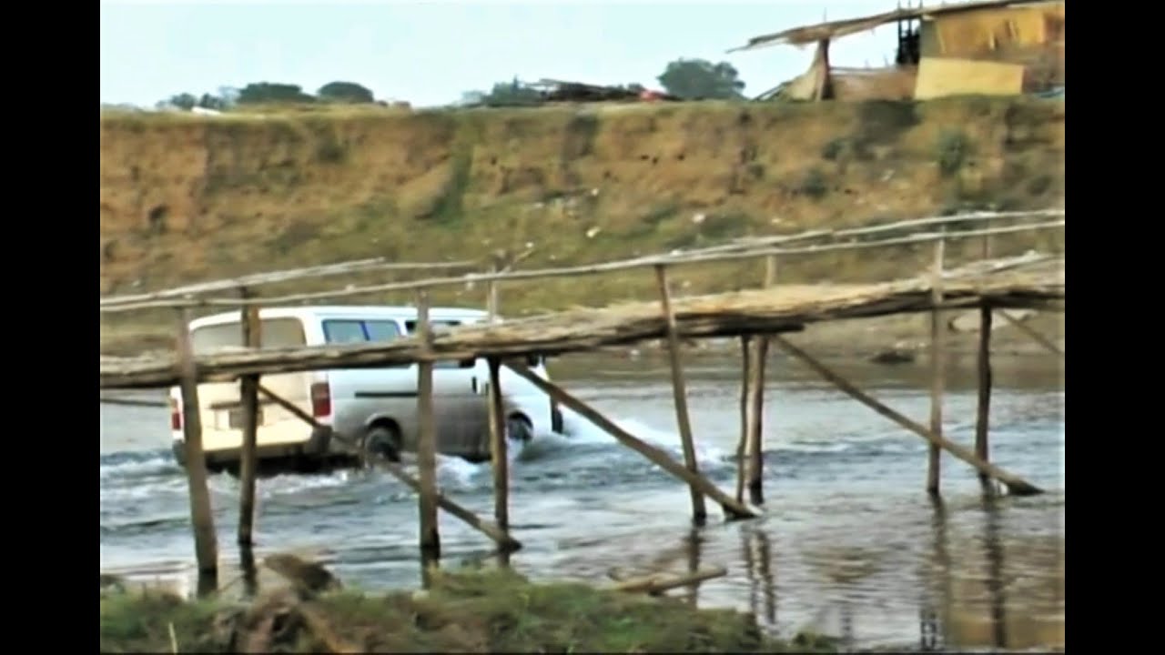 Myanmar - Brodenie potoka cestou cez divočinu