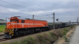 3191次區間車(EMU500優化彩繪列車(2019台灣燈會在屏東))、7802次貨物列車(軍列)(R156)通過高雄市路竹區保民路99巷旁