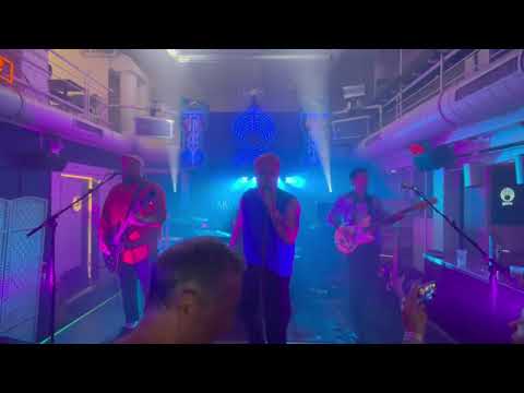 ADULT LEISURE - Kiss Me Like You Miss Her / Live Paris / mai 2025