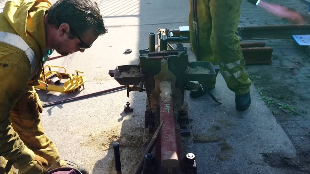 Aluminothermic welding (thermit welding), preheating and casting. YouTube