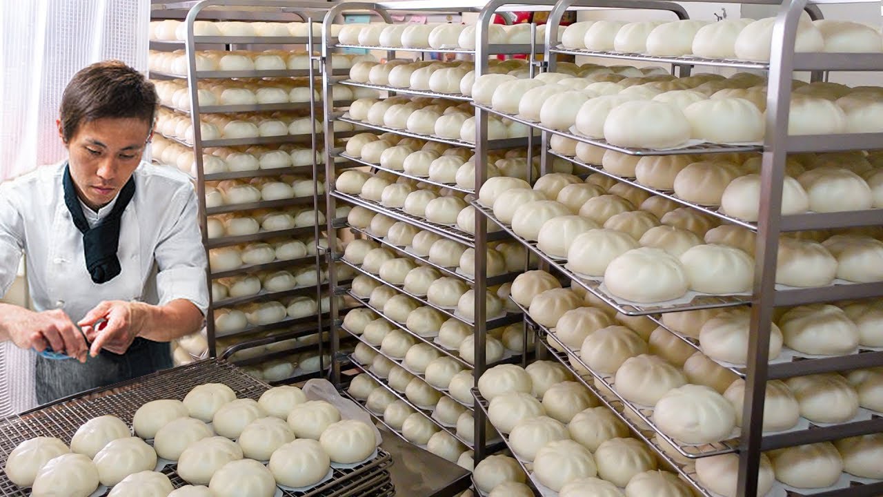 Традиционная утренняя уличная еда во Вьетнаме: жареный рис, яичные котлеты, жареная свинина