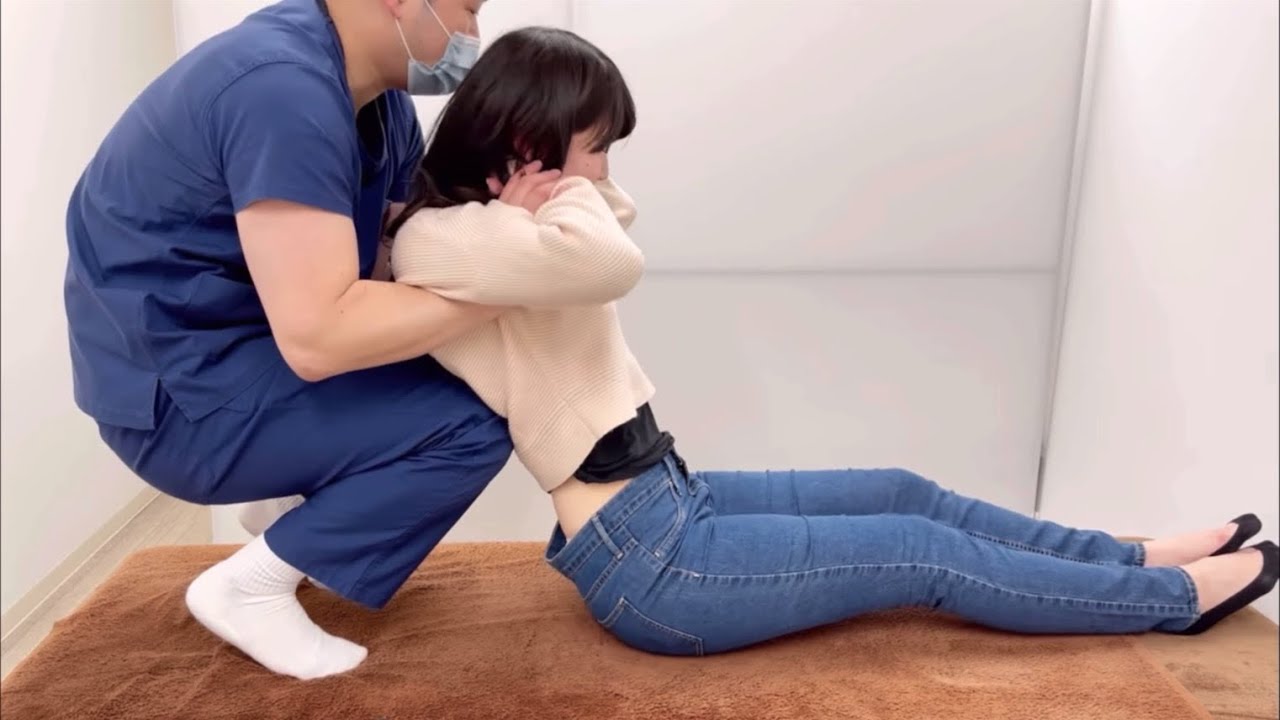 筋トレで身体を痛めた女性にボキボキ整体&骨盤矯正‼️Spine correction given by professional Japanese