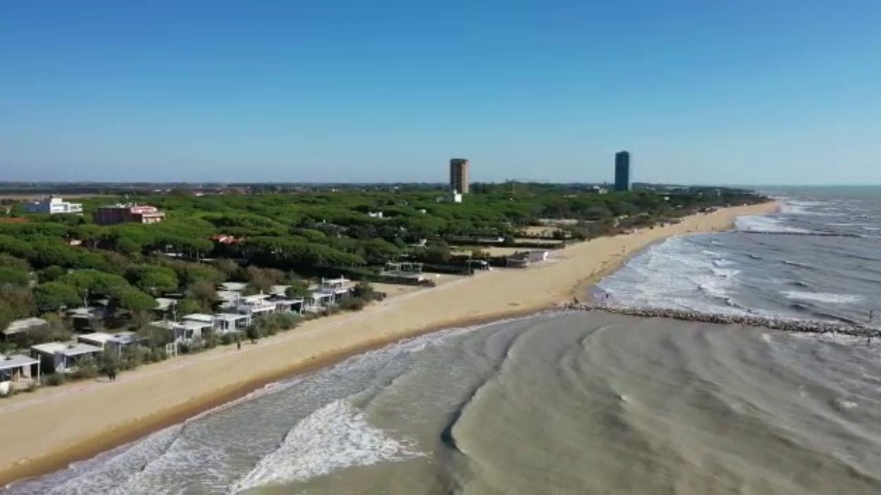 Jesolo, dopo due giorni di burrasca la spiaggia 