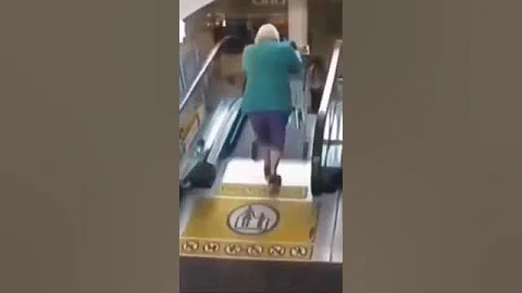Grandma on the Move! 🛒👵 Hilarious Moment as Grandma Takes an Escalator Ride with Her Shopping Cart!