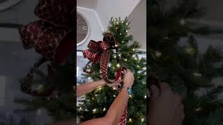 How to decorate a Christmas tree with ribbon