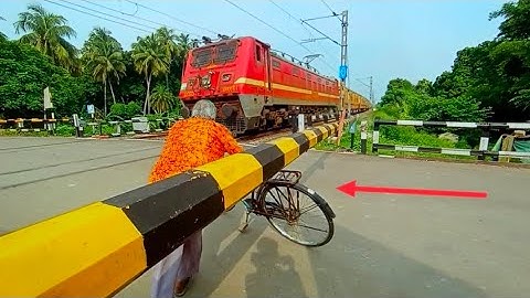 Heavy Dangerous Scene : Rowdy Malda Intercity Express Faced The Old Man While Crossing Railgate