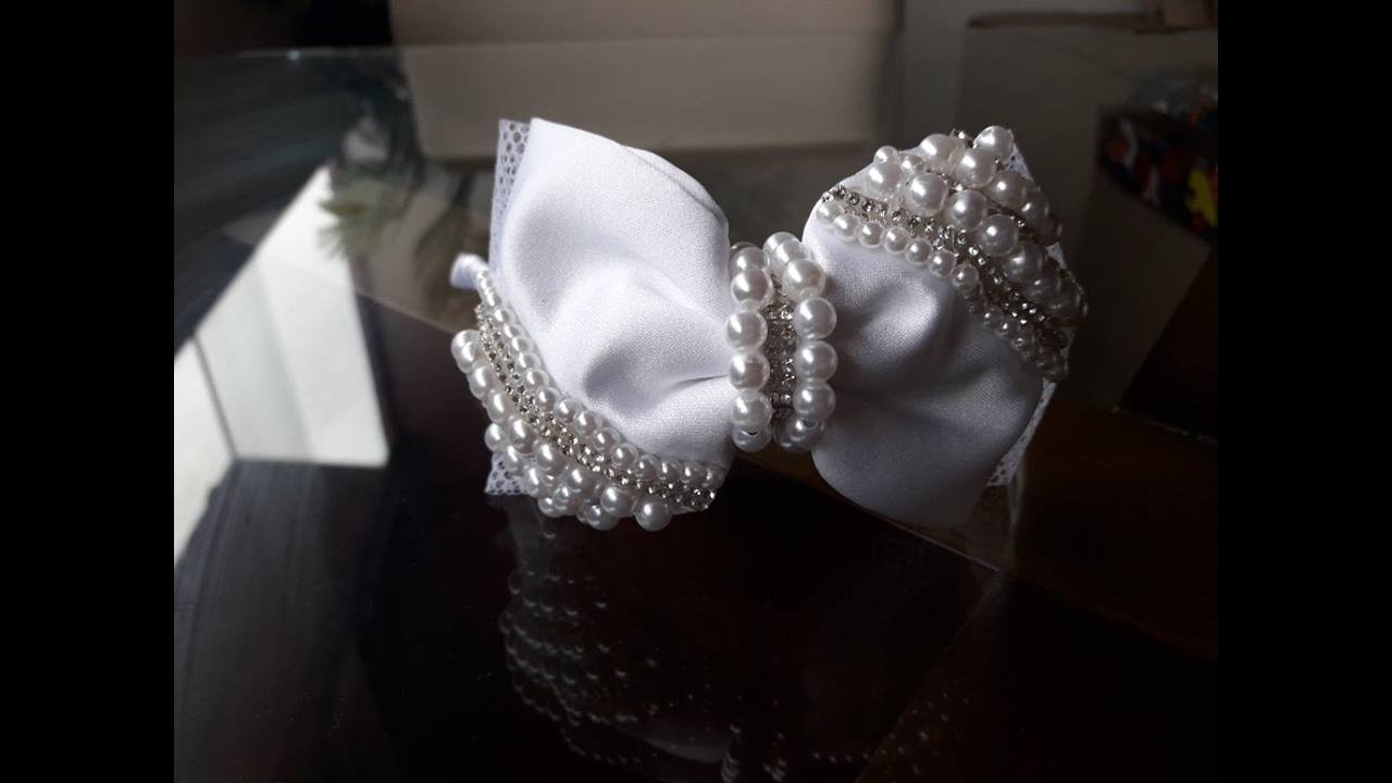 Laço com pérolas e micro manta no cetim bucol