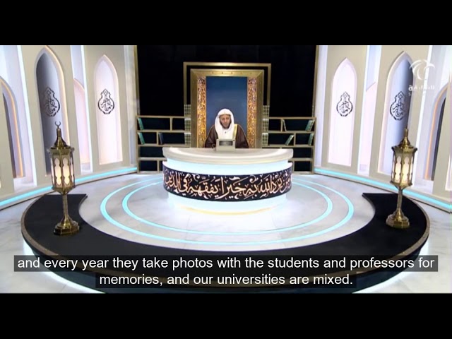 حكم أخذ صورة التخرّج الجماعية في الجامعة مع الطلاب والطالبات والأساتذة للذكرى؟ | الشيخ د. عزيز فرحان