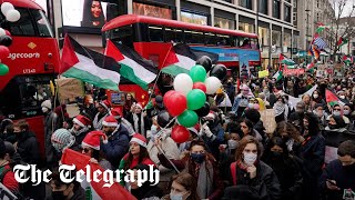 video: Christmas shopping chaos as London shops forced to lock down amid pro-Palestinian protests