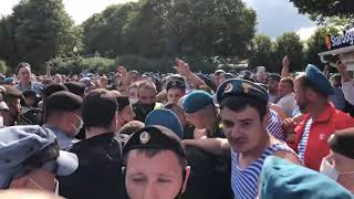Драка десантников ВДВ с полицией.
