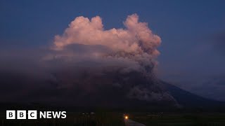 Indonesia on high alert as Mount Semeru volcano erupts - BBC News