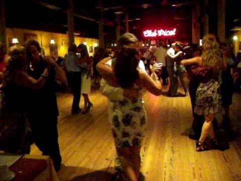 MILONGAS DE BUENOS AIRES - ALMA DE TANGO (CLUB GRICEL) - ENTRANDO A LA MILONGA ALMA DE TANGO